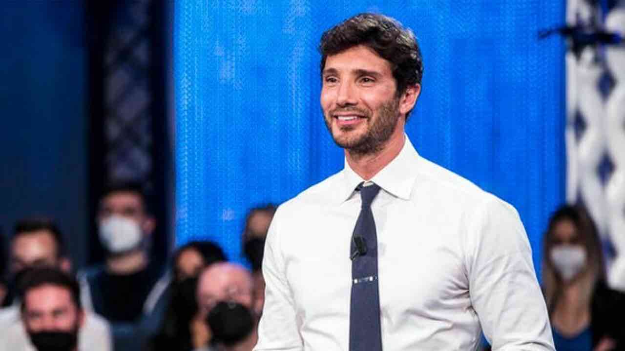 Stefano De Martino Porta Venti Di Freschezza A 'affari Tuoi' Su Rai 1 ...